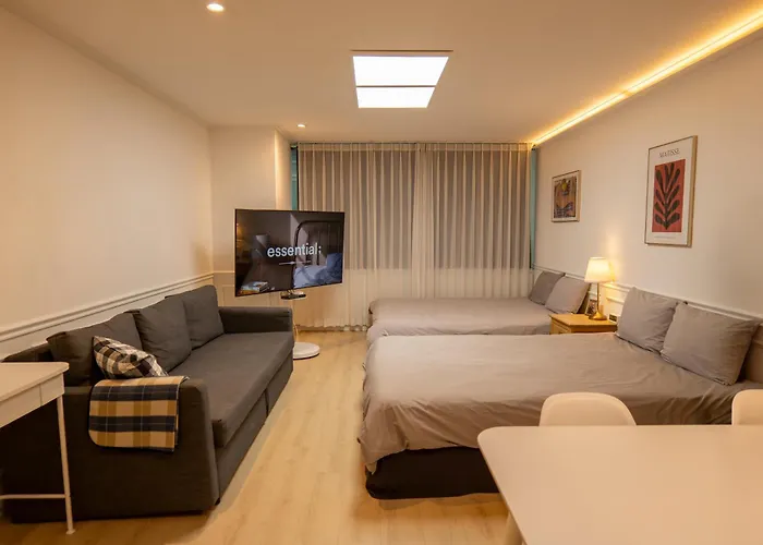 Direct Elevator To Hongdae Station, New By 13yr Superhost 아파트